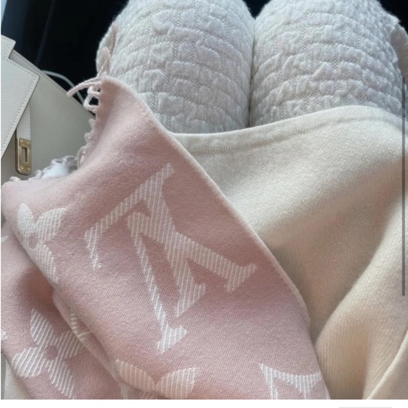 Louis Vuitton LV Essential Scarf Beige Rose - Picture 4 of 6